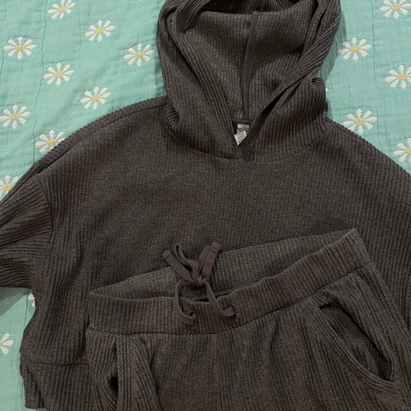 Alo Yoga Women's Ribbed muse set - raisinette - Picture 2 of 4